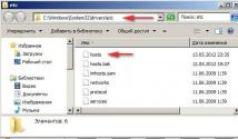 Kde je ve Windows XP umístěn soubor hosts?