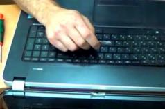 Como limpar o teclado de um laptop contra poeira e sujeira em casa?